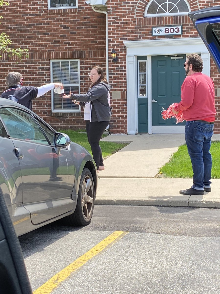 Congratulations to our 2020 #CSPA graduates! Our program coordinators organized a drive-by parade and handed out treats to celebrate with them. Thank you all for your hard work these past two years, and we wish you all the best in your future endeavors!
#graduates #classof2020🎓