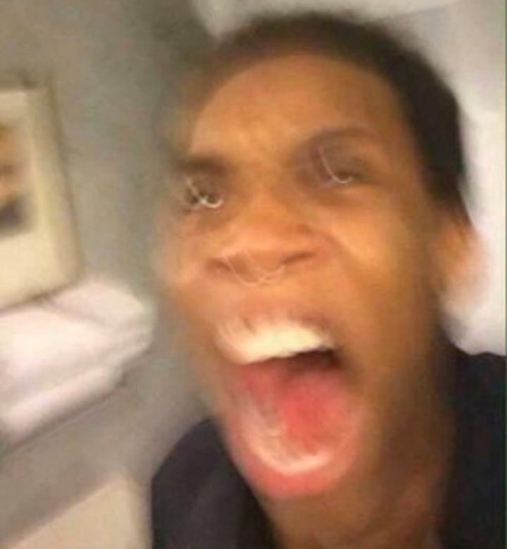 NazareAmarga's tweet image. Eu escutando Luan Santana com 9 anos / Eu escutado luan hj