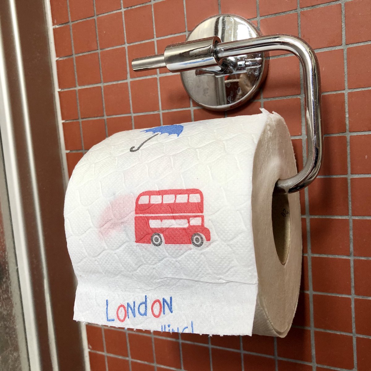 If not the #LondonMarathon today, then at least #ToiletPaper with #London motifs! 👌 #COVID19 @LondonMarathon #Marathon 🏃🏻‍♂️ #running