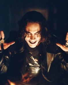 Tonight's fight John Wick vs Eric Draven 
All weapons in play. Who wins? 💥🔪🪓🔥