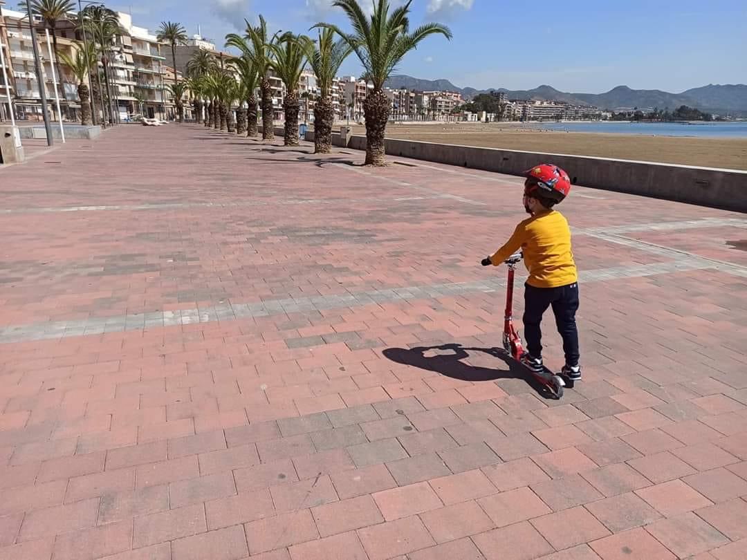 Mazarrón con su comportamiento da ejemplo tras el primer día de salida para niños de su confinamiento.
#entretodosvenceremosalvirus