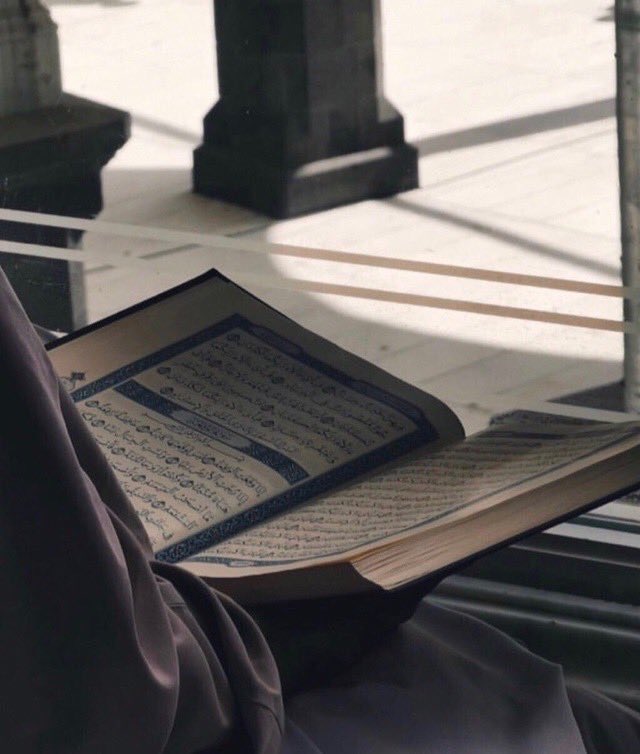 •
من بركات القرآن العظيم لمن قرأه وعمل به:
-الاتزان النفسي.
- عدم الشعور بالتوتر والضيق.
- الشعور بالسعادة الداخلية.
- فصاحة اللسان.
- قوة الذاكرة.
- قلة الإصابة بالأمراض العصبية.

 قال الله ﷻ { فمن اتّبع هداي فلا يضلُّ ولا يشقى}.
•