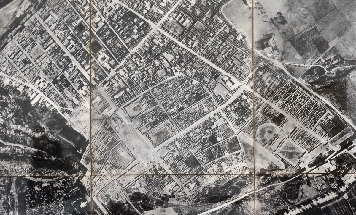 In 1910 this incredible aerial photograph of the entire site was taken from a balloon. Image 1: 1910 via  @pompeii_sites Image 2: 1910 author’s own (detail) #cartography for  @_MiBACT  #viaggioinitalia