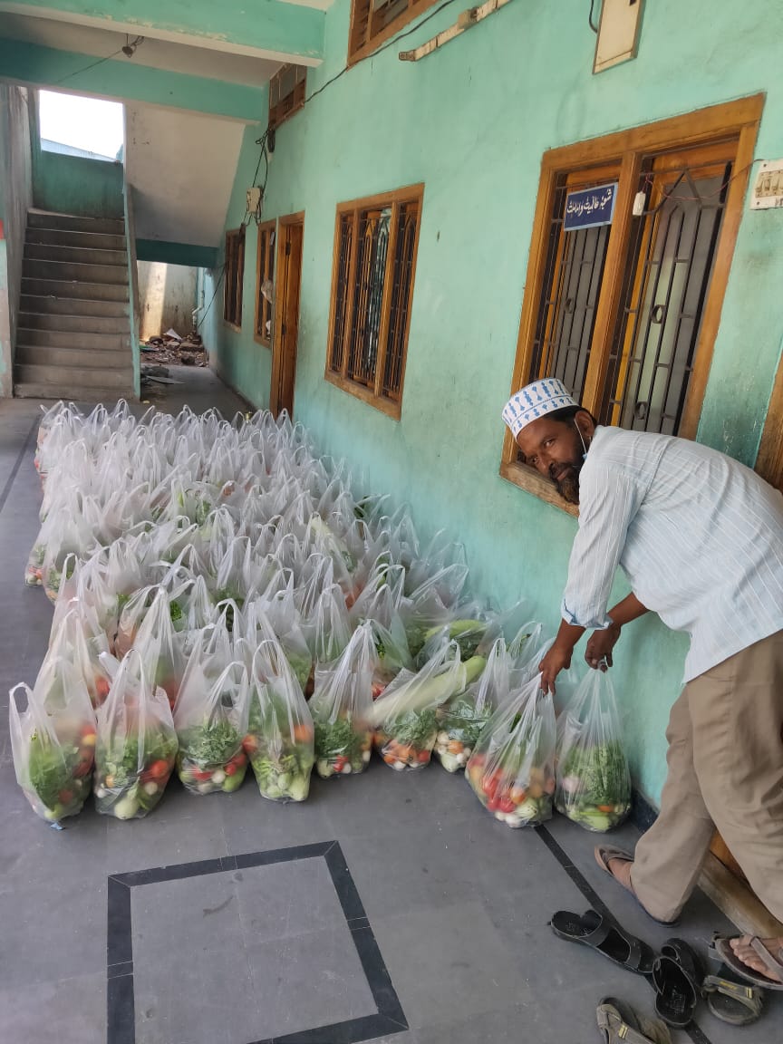 ShaikMusheerMIM's tweet photo. Alhamdulillah Today Distributed Ration Kits ( Vegetables &amp; Other Necessary Items) In Ward 27 Bodhan.. 
@asadowaisi @aimim_national https://t.co/5wLbfi21Tu