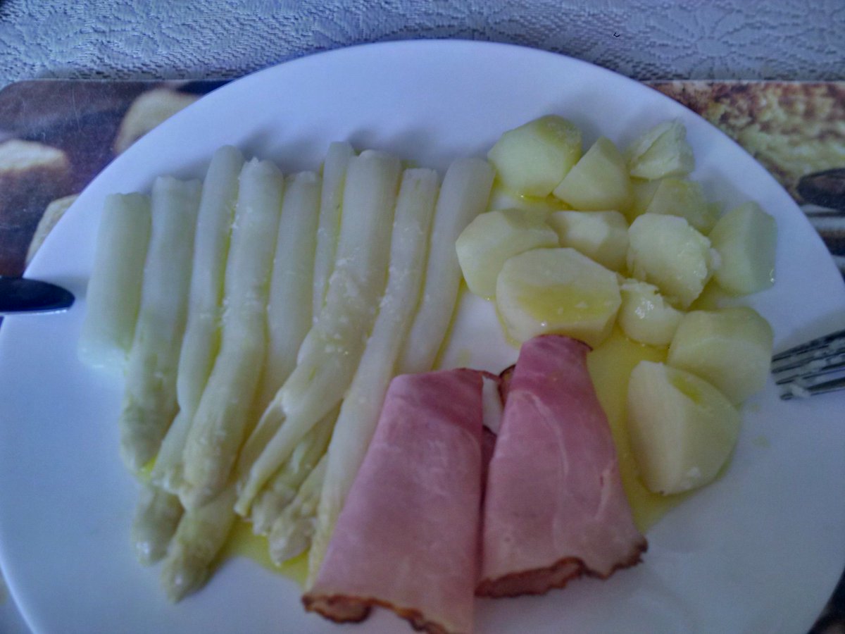 aelmer's tweet photo. @TribeOfMa @Tiffany4ever @redphooka @anitamariaAn @birgitlissowsky @Zaubermaus57 @KatersWelt @KaterOlli @akalprem_kaur @MasaundPico @BlueNovember3 Mum and Daddy are eating asparagus tonight or whatever that means. I prefer a #mouse or even a #longear ... 😾😼😸🐾🐁🐇 https://t.co/6u1JdixkyW