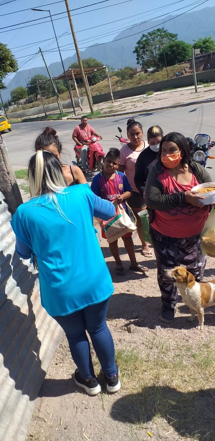 LaRiojaDePie's tweet photo. La solidaridad es infinita en los barrios. Allí vive la Patria. Desde SOMOS Barrios de Pie, a nadie dejaremos solo.

Estamos donde tenemos que estar. Seremos lo que debamos ser. https://t.co/gbtviypqH6