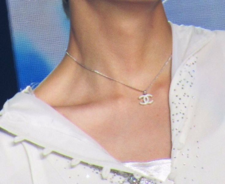 HIS FREAKING HOT COLLARBONE THAT HAS ME CRAZY