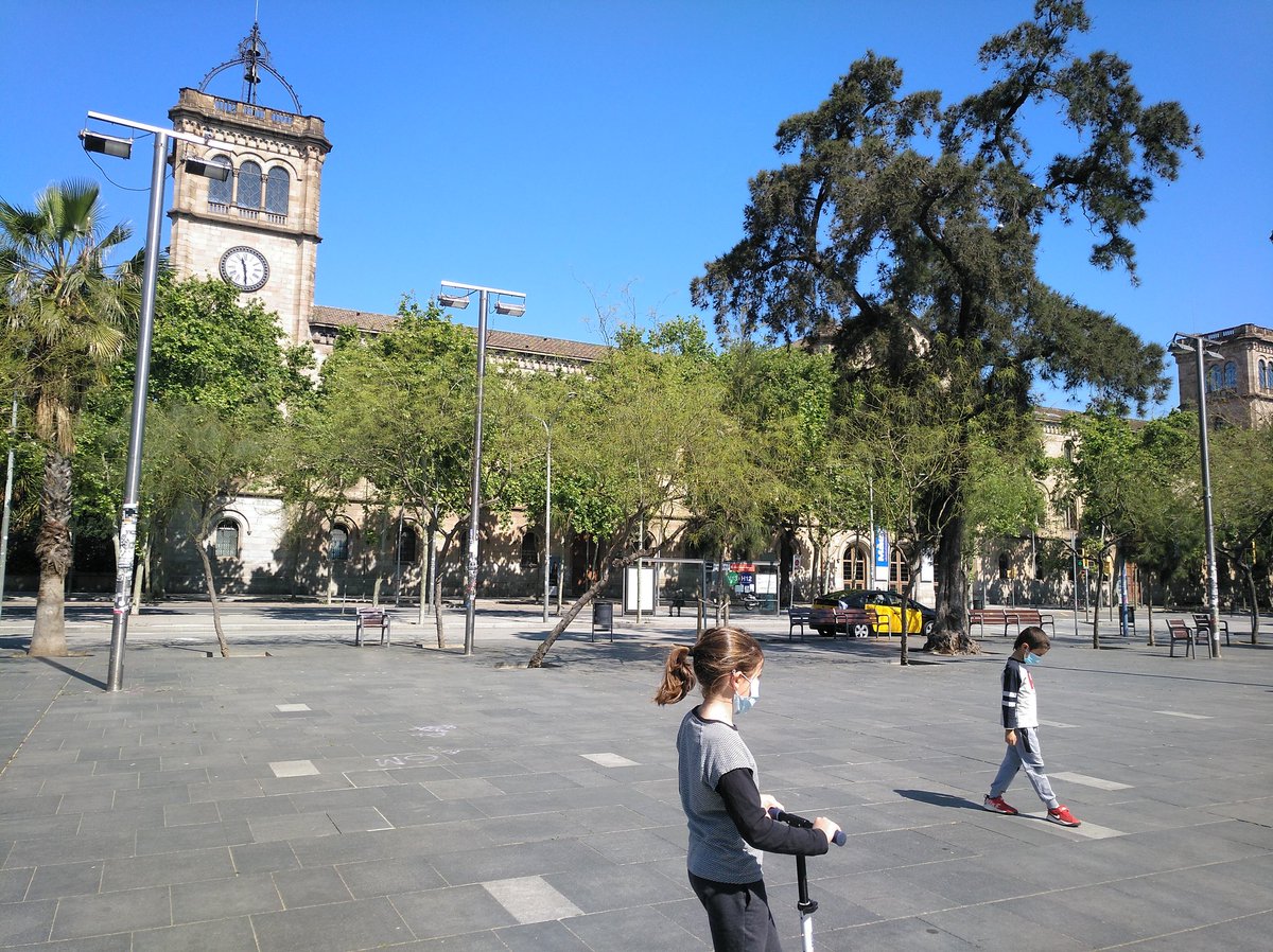 jordinarc's tweet photo. La meva experiència pel barri de Sant Antoni ha estat contrària al que estic llegint, poca gent, distància i no gaire famílies amb dos adults.
I un centre de #Barcelona irreconeixible amb el cel més blau que hagi vist mai a la ciutat i #sensecotxes https://t.co/XuHX2A1kbr