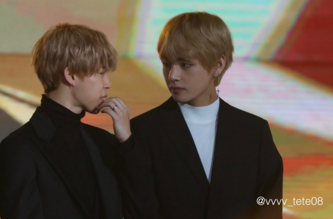 tae fixing jimin's lip balm 