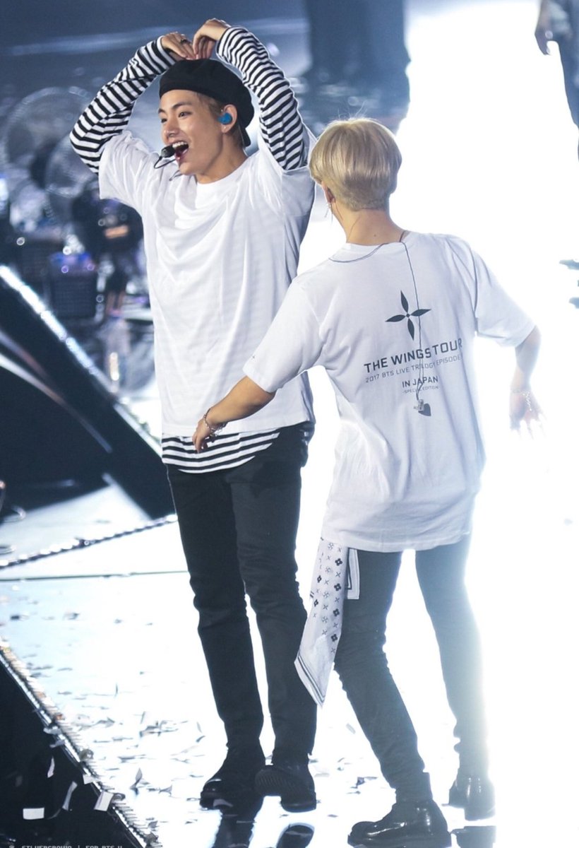 jimin lifting his tete <3