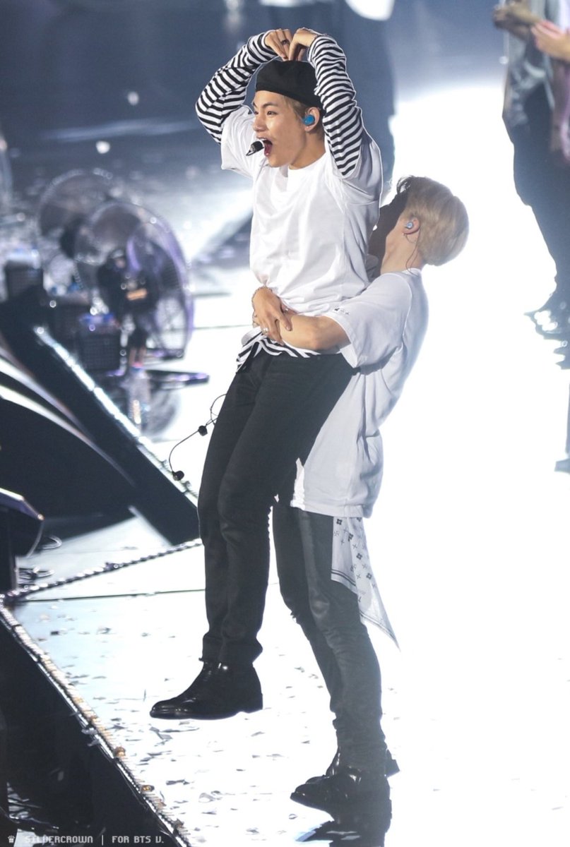 jimin lifting his tete <3