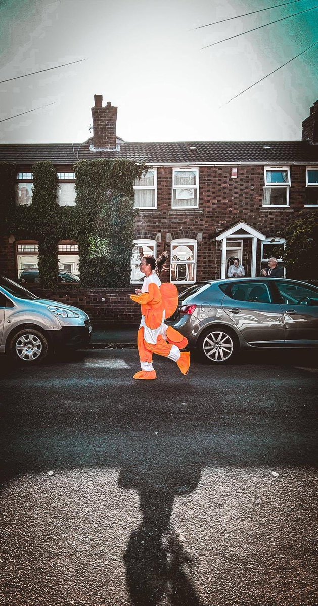 ReachCharity's tweet image. The fabulous Melissa Stonnard running the marathon of 26 miles up and down her street 🧡💙💪 for Reach, to donate givey.com/milly2183 #2point6challenge