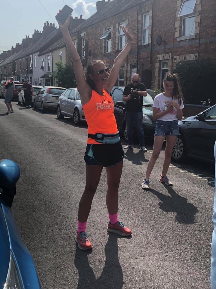 ReachCharity's tweet image. The fabulous Melissa Stonnard running the marathon of 26 miles up and down her street 🧡💙💪 for Reach, to donate givey.com/milly2183 #2point6challenge