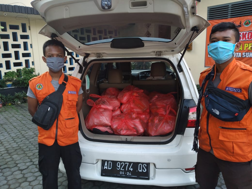 pramuka_solo's tweet image. Maaf kami tidak bisa sepenuhnya #dirumahsaja seperti seharusnya saat ini. Ada tugas-tugas kemanusiaan menunggu, seperti saat ini kami membagikan sembako untuk warga terdampak Covid-19. #PramukaPeduli #PramukaLawanCovid19 #PramukaSolo @Pramuka_Jateng @PramuliJateng