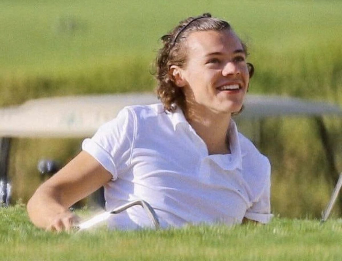 Harry Styles golfing: a short thread