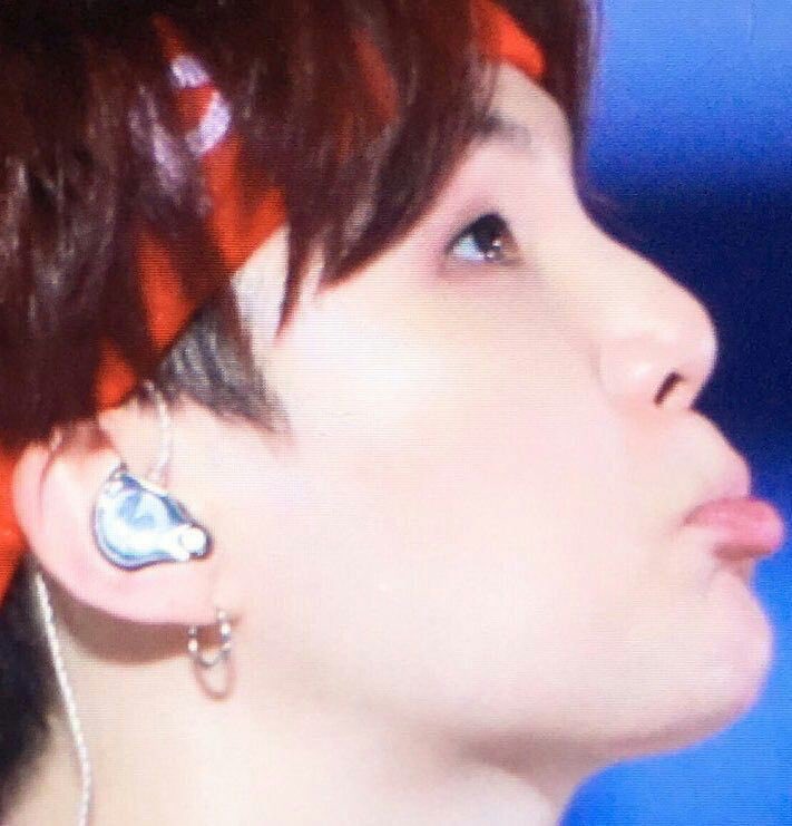 Yoongi pouting; a devastating thread