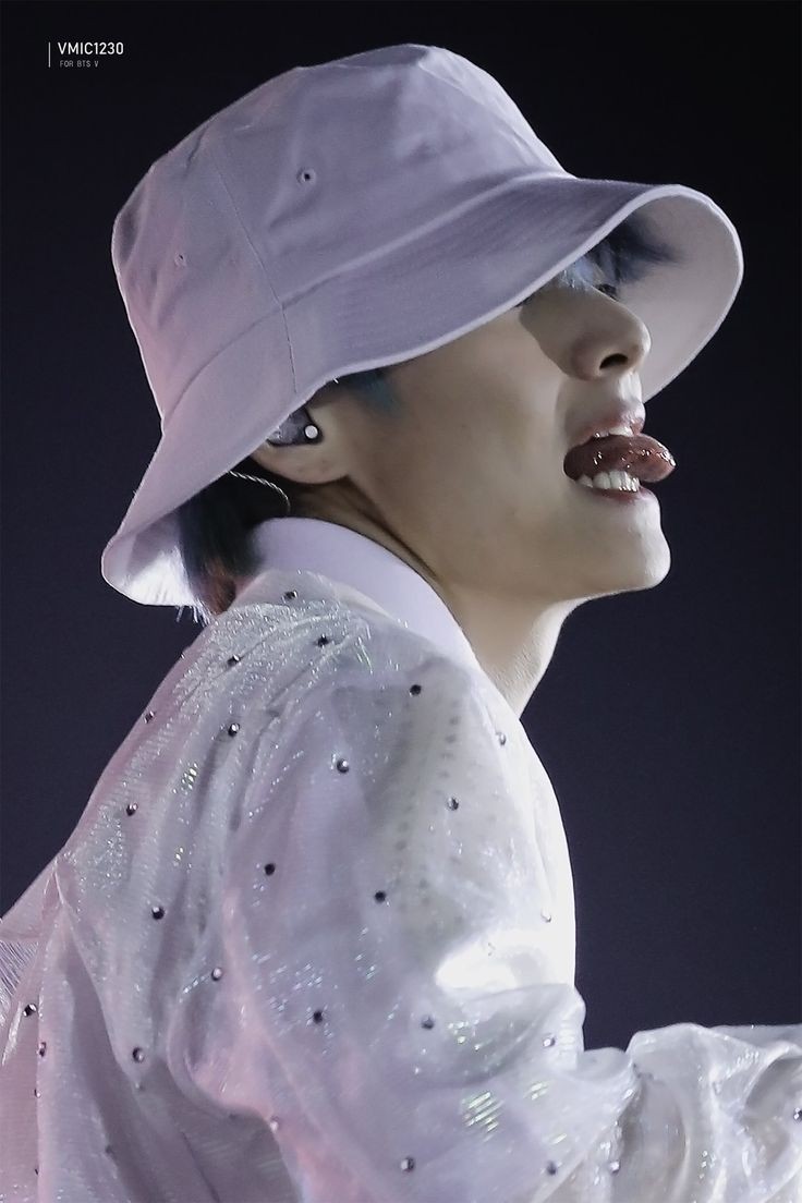 TAE STICKING HIS TONGUE OUT AND BEING A DIRTY LITTLE PIECE OF ART