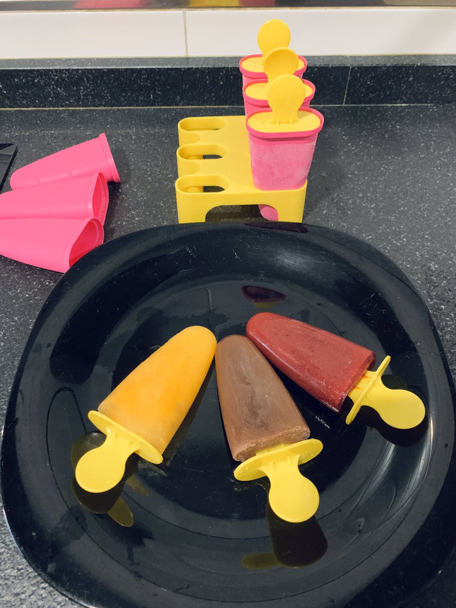 CientificoFluvi's tweet photo. Nosotras hemos optado por hacer tres tipos, con zumos de naranja y mandarina y de arándanos y moras🧃y el último le hemos hecho de colacao☕️🧊
Este ha sido el resultado...😋 https://t.co/R7EFipjKAl