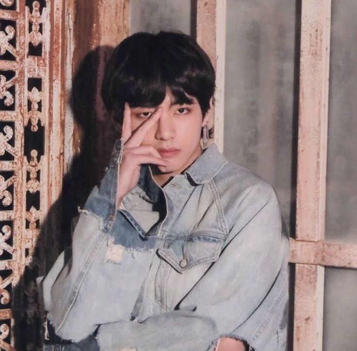 Tae doing his v sign cause its a turn on...admit it already