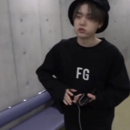 Yoongi pouting; a devastating thread