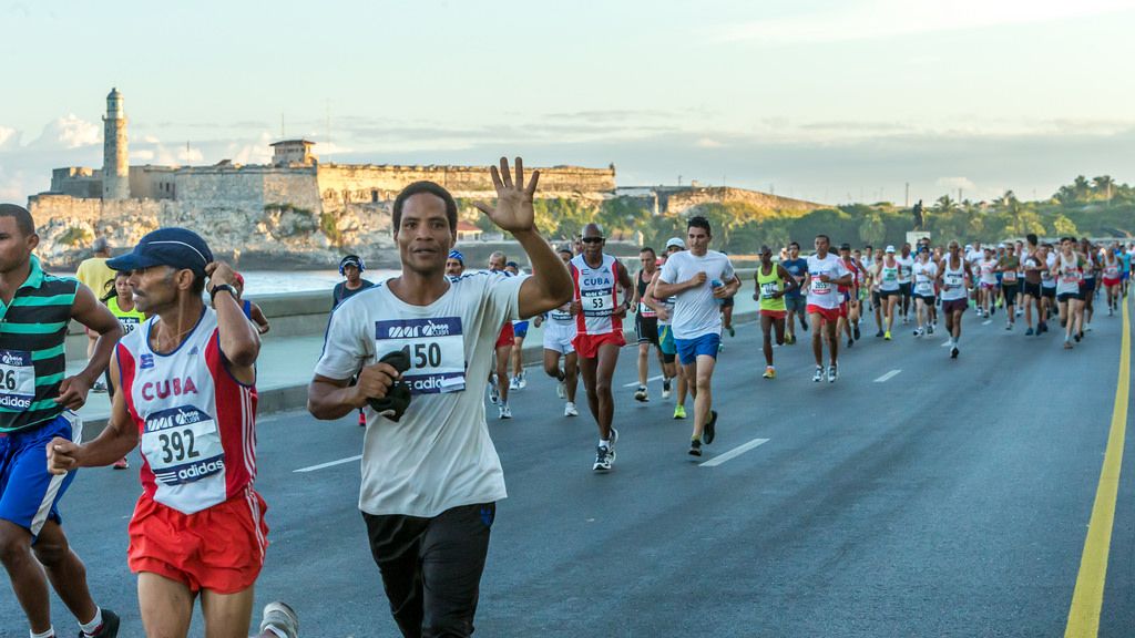 🇨🇺 #PhotoOfTheDay -- Scene from a past Havana Marathon 👟 #cuba