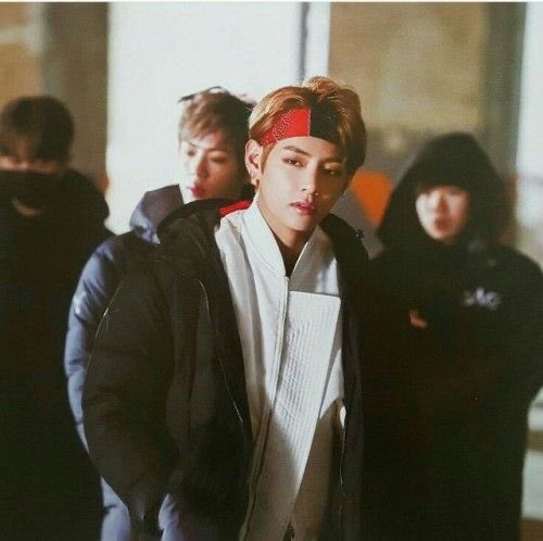 Kim Taehyung wearing a bandana: a thread we all need