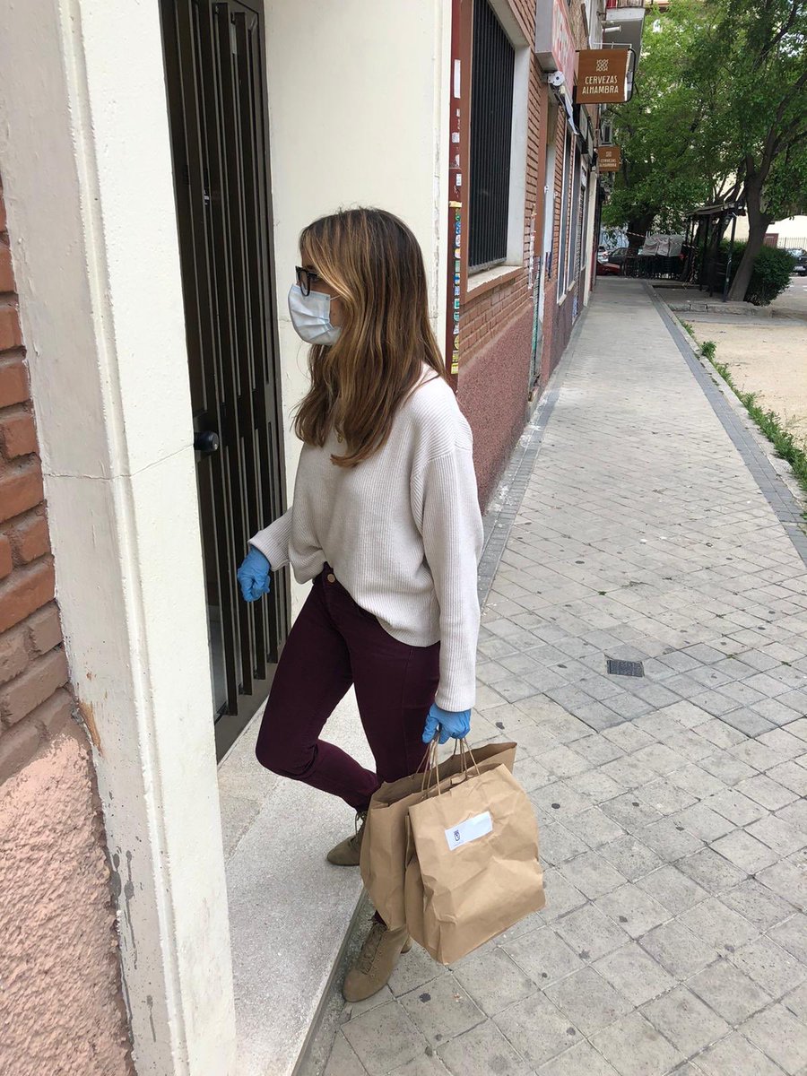 Esta semana hemos aumentado los servicios de ayuda de #Chamartín y ofrecemos también cenas a domicilio a los vecinos en situaciones más vulnerables. Gracias <a href="/grupolarrumba/">grupolarrumba</a> y voluntarios de #Chamartín por hacerlo posible.