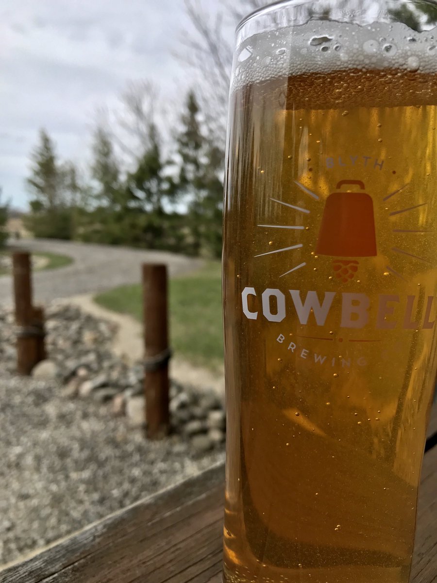 ConestogoDean's tweet photo. Yard work break ⁦@CowbellBrewing⁩ Absent Landlord reward #homedelivery #drinklocal https://t.co/1204YnQlmG