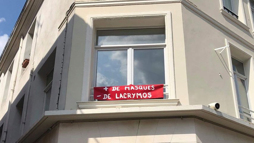 Fric_Hopital's tweet photo. « + de masques - de lacrymos ! » vu à #Arras (62) #ConfinésPasRésignés Faisons suivre nos applaudissements de nos revendications, mettons des banderoles à nos fenêtres ! #OnApplaudit #OnOublieraPas #DuFricPourLHopitalPublic #cortègedefenêtres #ManifAuBalcon cc @FenetresEnLutte https://t.co/EanMkKx2Gq