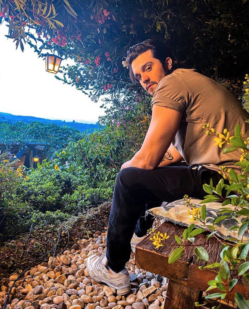 0 painéis de led. 0 efeitos especiais. 0 pirotecnia. Só o meu jardim e as flores. Até daqui a pouco. Live 18h #LuanHistória