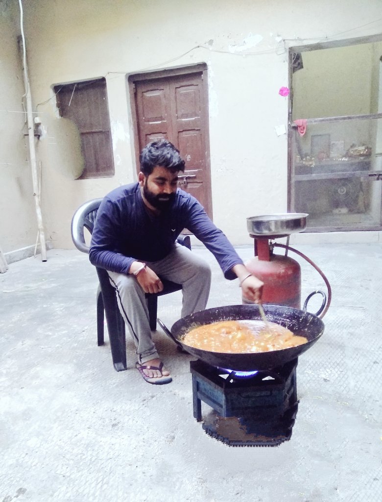 AbhishekArjun05's tweet photo. दो तस्वीर एक नॉनवेज वाली और दूसरी वेज वाली! #LuvToCook #Foodie #ChickenMasala #PaneerChilli #Year_2019 https://t.co/95XURai7S3