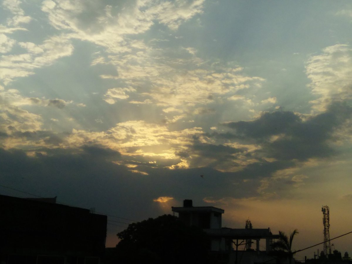 HNehalani's tweet photo. ये शहर का मोसम बडा सुहना लगे,
.
ये शाम चुरा लू अगर बुरा ना लगे.
#naturehealeditselfs #gharbethoINDIA #StayHomeStaySafe #Weathercloud @imnayankatariya @labbo_bhaiya @narendramodi @AmitShah @SrBachchan @rahatindori #sehoreMP https://t.co/L7y4HN6ErK