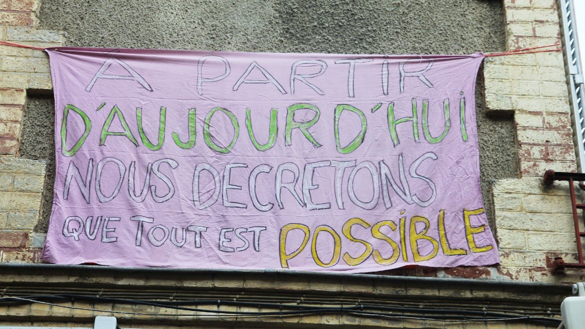 Fric_Hopital's tweet photo. « À partir d'aujourd'hui, nous décrétons que tout est possible ! » vu aux #Lilas (93) via #cortègedefenêtres #ConfinésPasRésignés #OnApplaudit mais on veut aussi voir fleurir des banderoles aux fenêtres ! #OnOublieraPas #DuFricPourLHopitalPublic  #ManifAuBalcon https://t.co/NZoUUSMlft