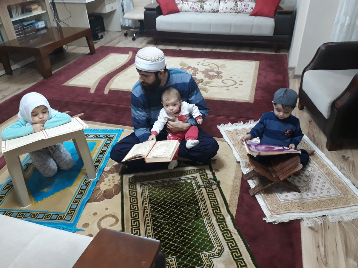 erolardic01's tweet photo. Rabbimizin emaneti olan yavrularımızla 
Rabbimizin emrettiği namazı kılıyor,  Kur'an'ı okuyoruz..

Rabbim ramazanı ailece ve ümmetçe en güzel bir şekilde geçirmeyi hepimize nasip etsin.

FurkanAile Ramazanda https://t.co/YhGAps7Yeg