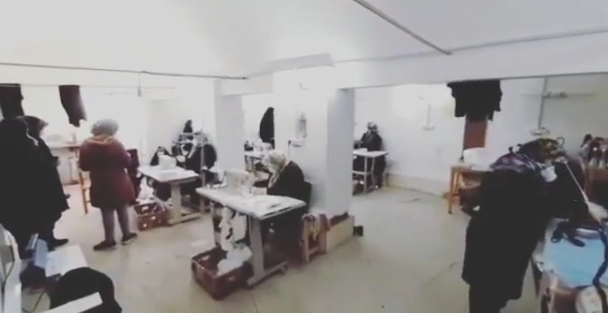 12Amir12's tweet photo. مادران، همسران، فرزندان و خواهران شهدا در مسیر شهدا

مادرانی در یک روستای کوچک که در زمان جنگ چهل شهید به انقلاب تقدیم کردند و اکنون نیز در خط مقدم مقابل با ویروس منحوس کرونا، حضور دارند.

استان قزوین، شهر بوئین زهرا، روستای خوزنین

#رزمایش_همدلی
#ایران_همدل https://t.co/J2ryeCXI1d