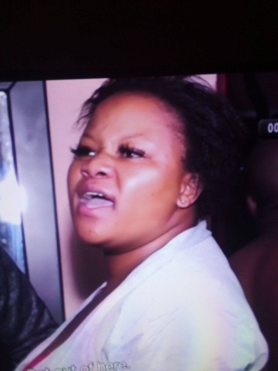 Diegochuene's tweet photo. Retweet if you agree she's trash  #Uyajola99Sundays https://t.co/jEHSAhNKMj
