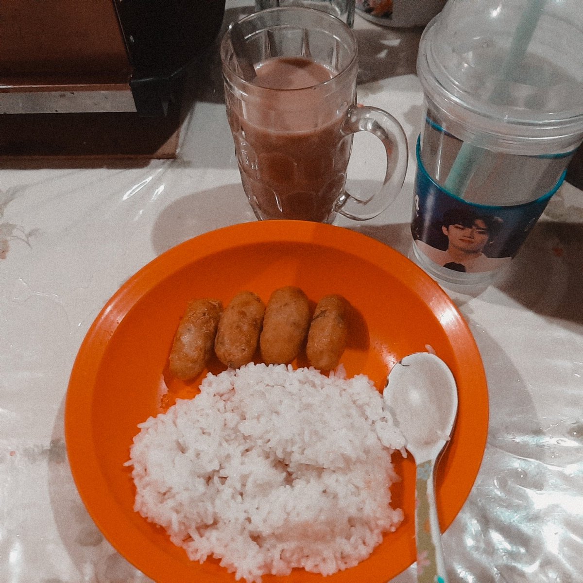 DAY #4 ㅡ 27/04 03:35 AMperkedel kentank sama susu coklat avv enak banget  ditemenin yohan