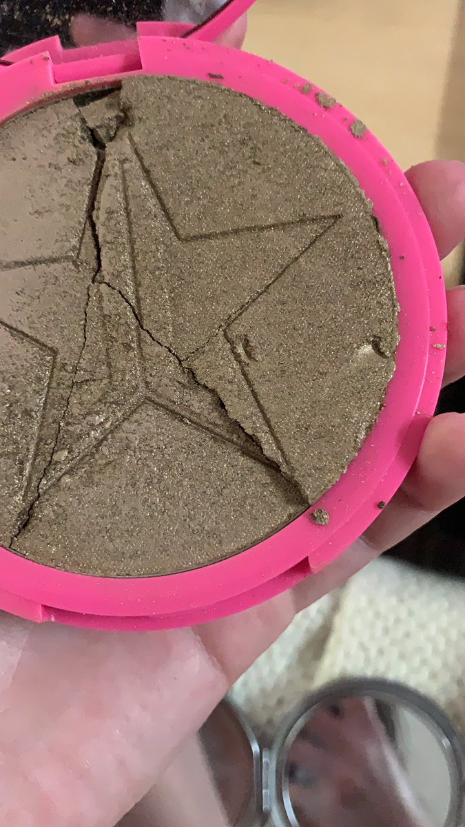 mmeegg101's tweet photo. Not really sure what happened?? But I am sad 😭 @JeffreeStar https://t.co/VCoeVdmIYL