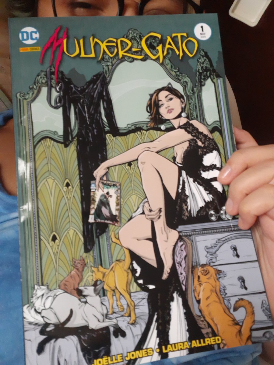 SBaudelaire's tweet image. Preciso admitir que comprei esse bebê por curiosidade porque fiquei empolgada de ver a revista ser lançada depois do arco do casamento que eu acompanhei pela internet, mas acabei amando! +

#MulherGato #Catwoman #Volume01 #DC #DCComics #UniversoDC #DCUniverse #PaniniComics #HQ