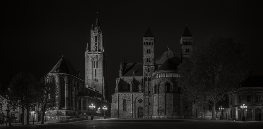 Teun_Photo's tweet photo. Maastricht - Vrijthof - Sint Servaas Basiliek - Sint Janskerk in Donker Zwart en Wit thema
https://t.co/HF1mCLimB9 via @werkaandemuur 

#Maastricht #Limburg #Vrijthof #wadm #ohmyprints #zwartwitfotografie #SonyAlpha #A7R3 #Mestreech https://t.co/fu0RXUzcqR