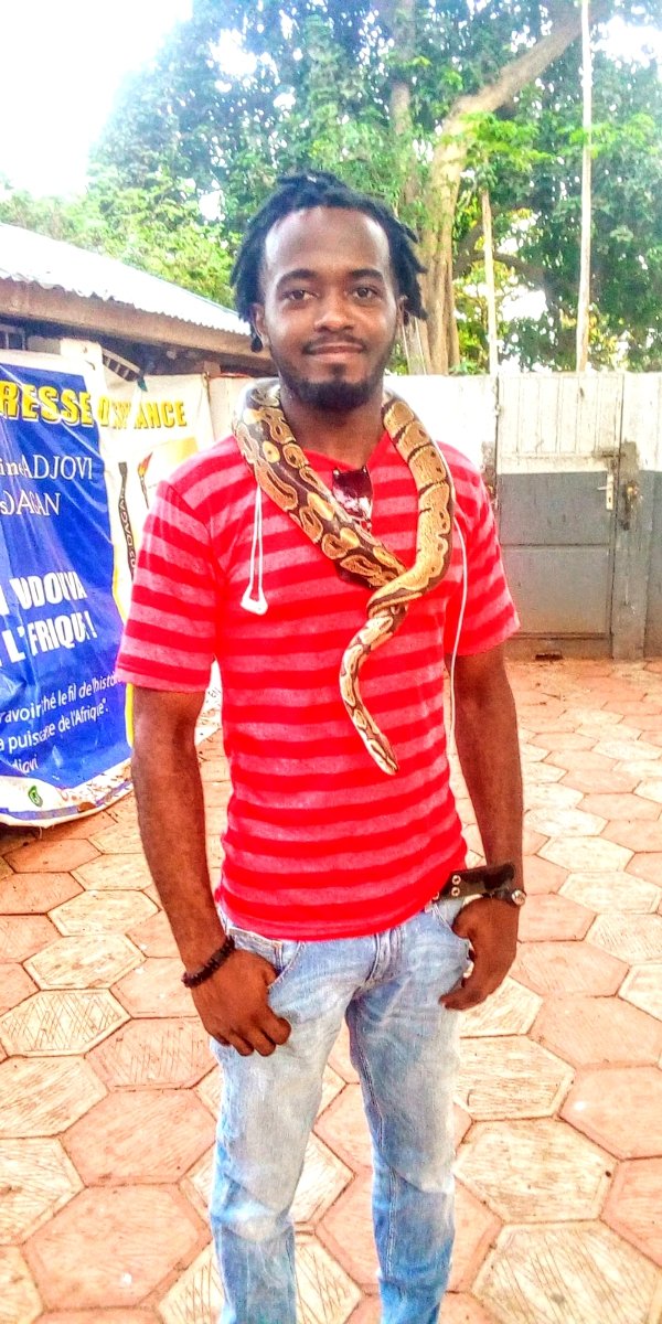 ArtModest's tweet photo. [CULTURE &amp; ART]
Salut la famille vous connaissez le temple des Pythons de Ouidah et la Porte du non Retour ?  Je vous y emmènerai découvrir ces endroits touristique du Benin avec #ModestArt. Bon confinement à tous @Giraudoux141 https://t.co/LdKpxuRRLl