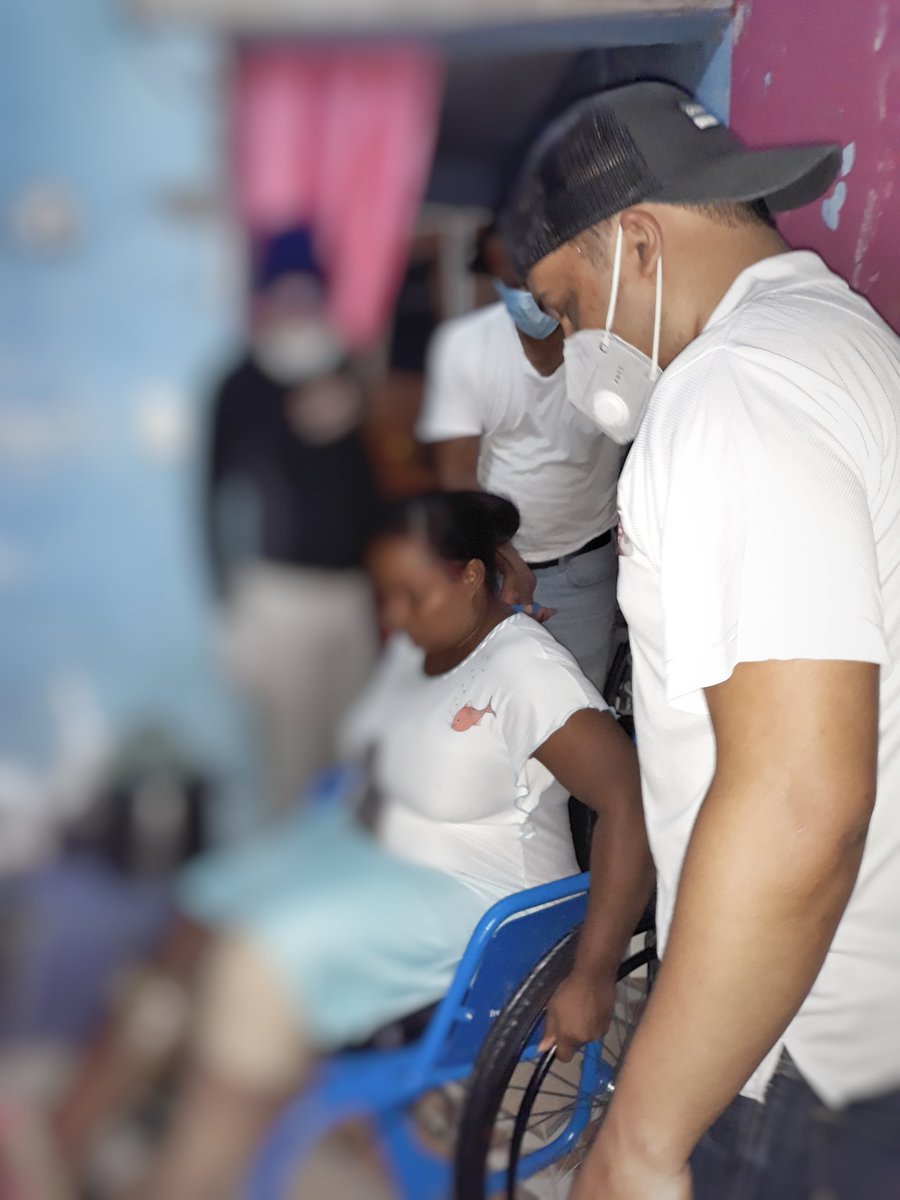 pAltagraciano's tweet photo. El Lic. Hendrich Ramirez y Manolo A. Ramirez Directivos de la Fundacion Mi Milagro Isanely juntos a Presidente de la FUINVED Lic. Amador ,hacen entrega de una silla de rueda a una señora en el sector Samaritano 2 #VeronPc. https://t.co/V96e9eLdKC