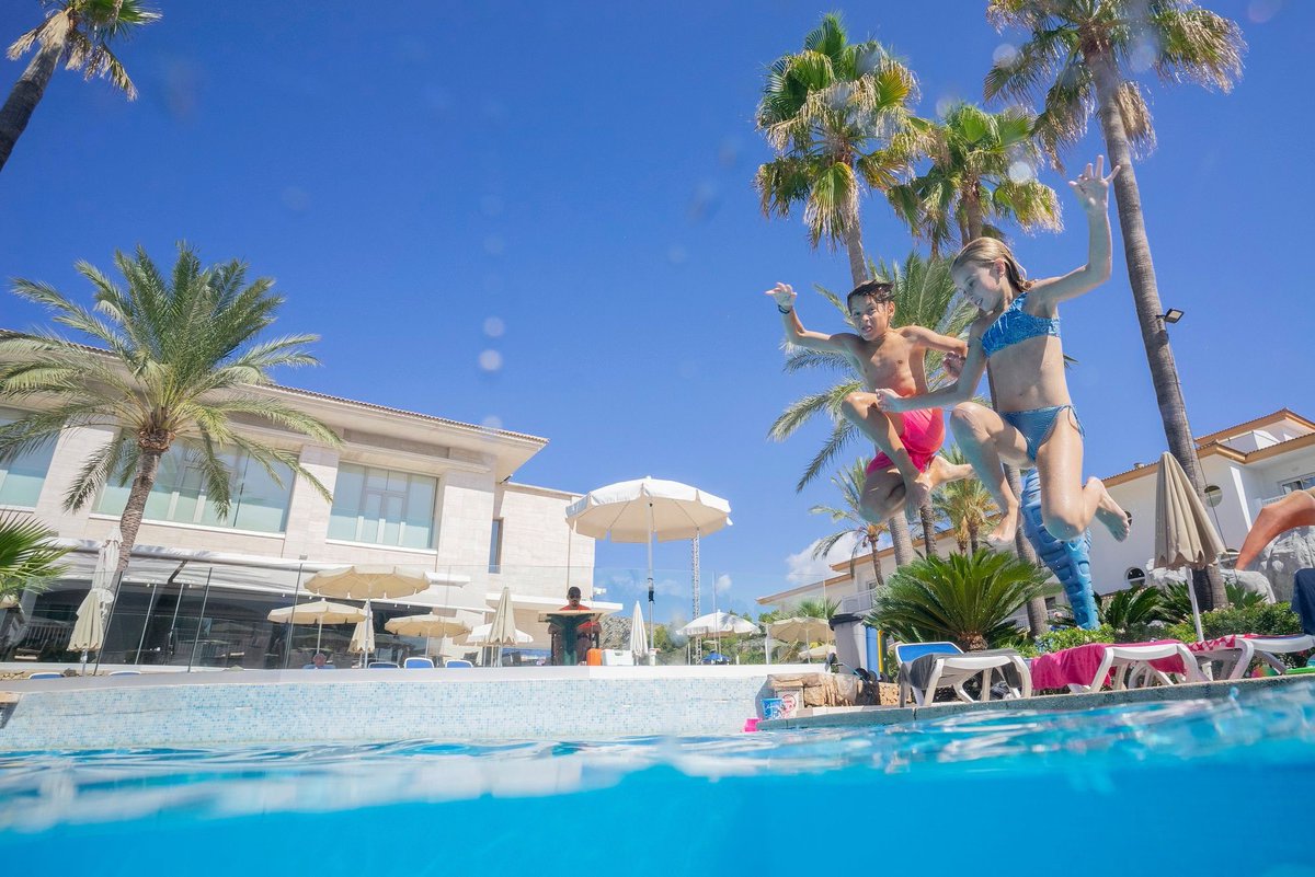 marhotels's tweet photo. Los mejores momentos volverán 💙 | The best moments will come back 🧡
.
#MarHotels #Mallorca #Menorca #volveremos #wewillcomeback #pensandoenvacaciones #thinkingofholidays https://t.co/VwGIq4AwCk