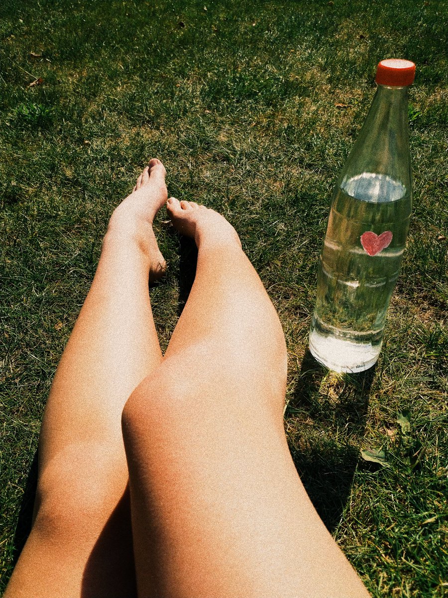 ✦ 26/04/2020➳ More tanning ft. my glass water bottle with a heart painted on it