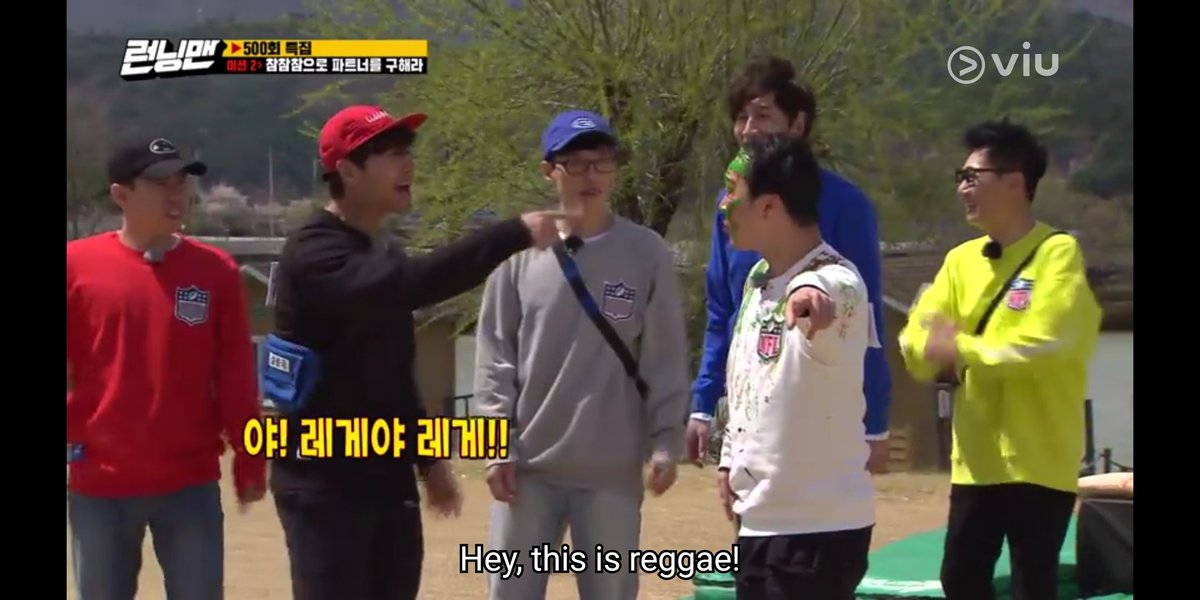 hileori's tweet photo. lol this is so 2012 haha and his love for anything that reminds him of bob marley, jamaica, ulsan bolt or anything that is reggae makes him happy 야만 🤙🏻
#RunningMan #RunningMan500th #hadonghoon #reggae https://t.co/yIXukYII1g