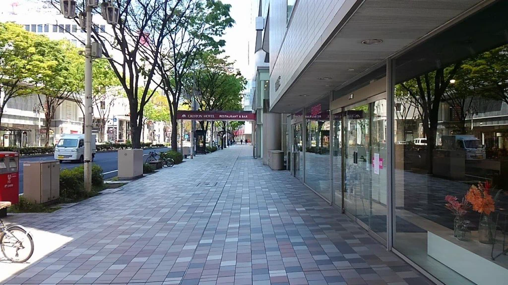 @R52gD86hN69 @T_tokumutaisa 土曜昼のパルコ前。 