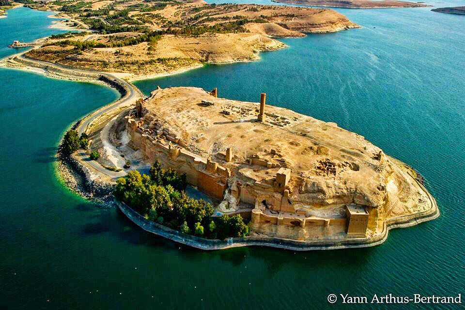 SeeMyRaqqa's tweet photo. A collection of pictures taken by @yannarthusbertrand in 2008 in Syria were circulating this week on @facebook! We share with you one of our favorite for Jaabar Castle in #Raqqa, #Syria from above #breathtaking ❤️💛 https://t.co/OdfCMBIYSD