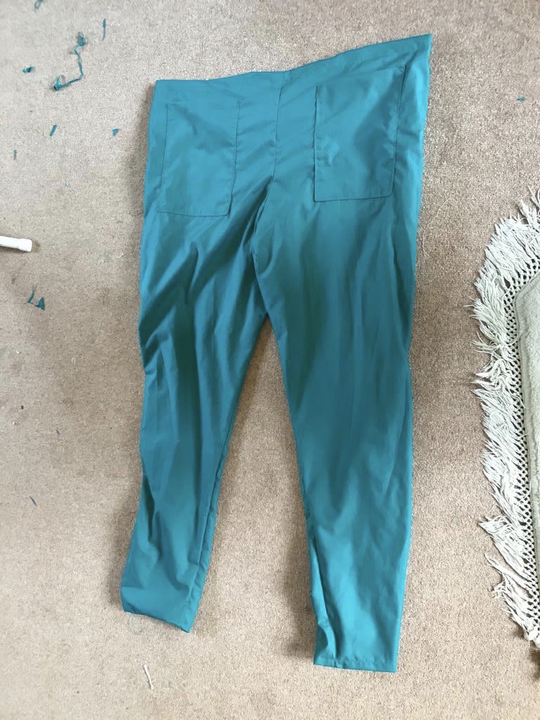 DrSiFryer's tweet image. My mum might be over 70 and shielding but she’s busted out a hundred of these with her friends for our local hospitals, she’s a bloody legend! #NHSVolunteerResponders #NHSheroes #hero #SewingBee