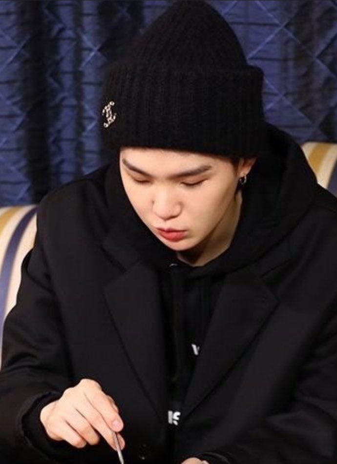 Yoongi pouting; a devastating thread