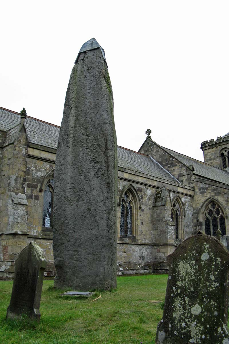 As it's Sunday, a quick thread on churches and Neolithic/Bronze Age remains. We’re familiar with Knowlton, where a Norman church was built within a henge, and Rudston, where a huge standing stone dominates the churchyard. But are they just isolated examples? 1/4  #MuseumsUnlocked